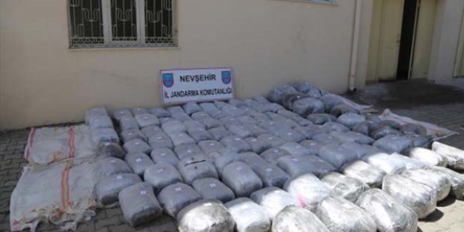 Devrilen kepek yüklü kamyondan uyuşturucu çıktı