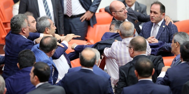 TBMM'de vekillerin tartışması yumruklu kavgaya dönüştü