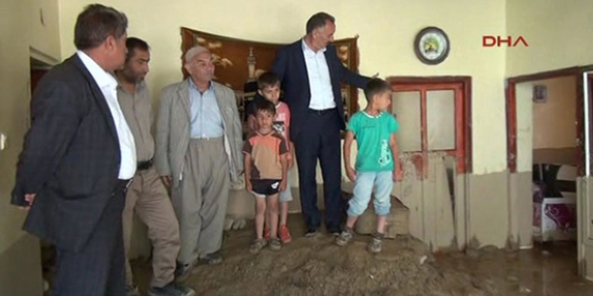 Hakkari'de sel: 300 koyun telef oldu, 10 ev hasar gördü