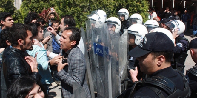 Mersin üniversitesinde bir grup ile polis arasında arbede yaşandı