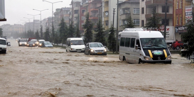 Ardahan'da sağanak su baskınına neden oldu