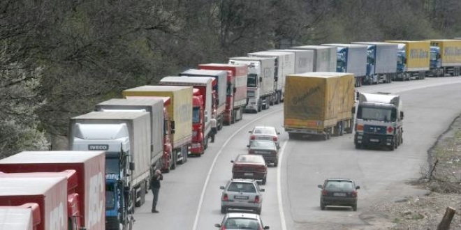 Kapıkule'de 10 kilometrelik tır kuyruğu