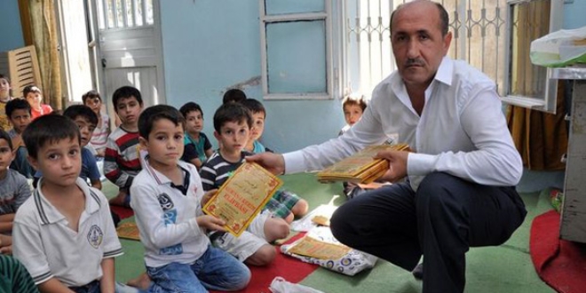 Öğrencilere kitap bağışlayarak ceza almaktan kurtuldu