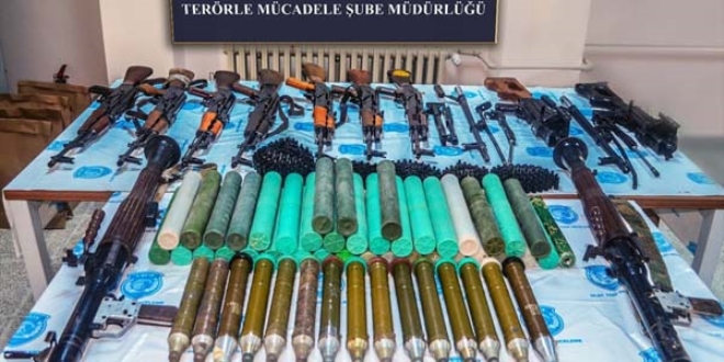 Hakkari'de vatandaş ihbar etti 3 çuval silah bulundu