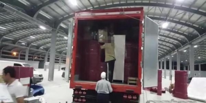 Savcının eşyaları arasında kaçak sigara taşıdılar
