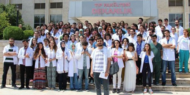 Doktorlar, öğrencilerin çıkardığı dergiye tepki gösterdi
