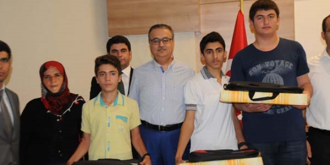 Vali, TEOG'da birinci olan öğrencilere ödül verdi