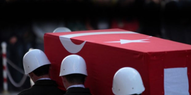 Diyarbakr'daki patlamada yaralanan polis memuru ehit oldu