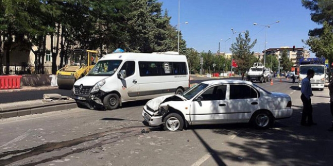 Diyarbakır'da minibüs ile otomobil çarpıştı: 11 yaralı