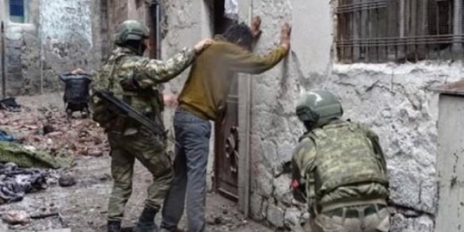 Hakkari'de bir terörist teslim oldu