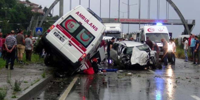 Ambulans ile otomobil çarpıştı: 1 ölü, 5 yaralı