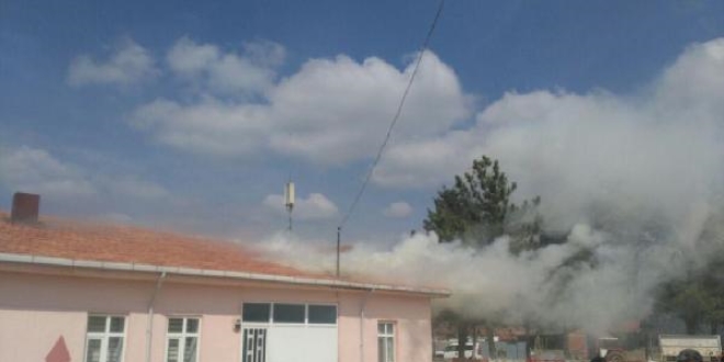 Burdur'da ilkokulun çatısı yandı