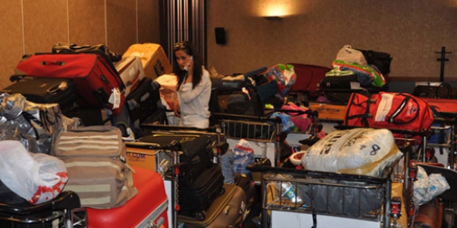 Atatrk havaliman'da valizler sahiplerine teslim ediliyor