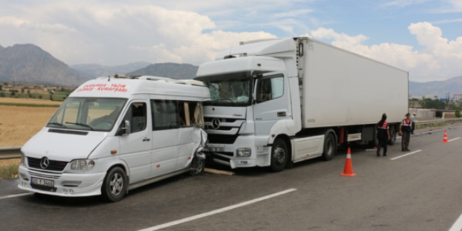 Tır minibüse arkadan çarptı: 2 ölü 10 yaralı