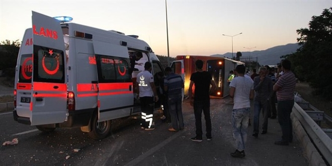 Elaz'da yolcu otobs devrildi: 27 yaral