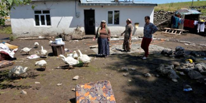 Saanak ve dolu nedeniyle 25 ev kullanlamaz hale geldi