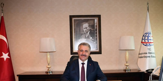 Bakan Arslan'dan askerlere tebrik kartı