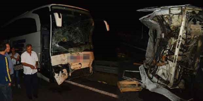 Yolcu otobüsü devrilen kamyonete çarptı: 4 yaralı