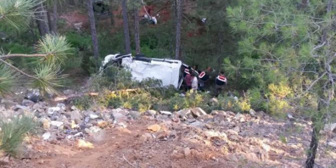 Minibüs şarampole yuvarlandı: 1 ölü, 13 yaralı