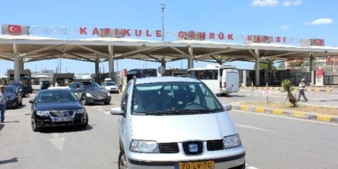 Sınır kapılarında araç yoğunluğu sürüyor