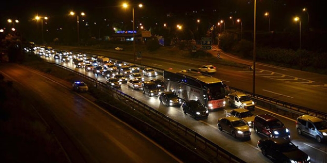 TEM Otoyolu'nda 15 kilometrelik araç kuyruğu oluştu