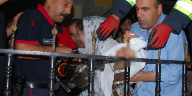 14 yaşındaki kızın eline korkuluk demiri saplandı