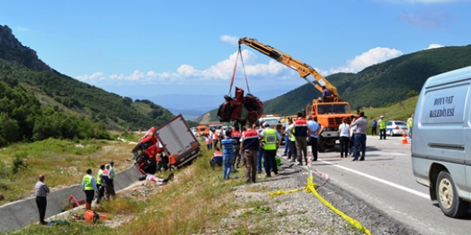 TIR ile otomobil çarpıştı: 5 ölü, 1 yaralı