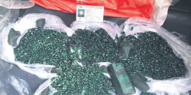 Çay kutusunda 1 milyon dolarlık kaçak zümrüt