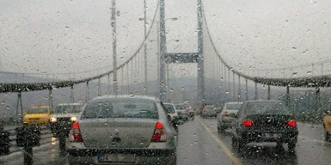 Yağmur İstanbul'u vurdu: Araçlar yolda kaldı