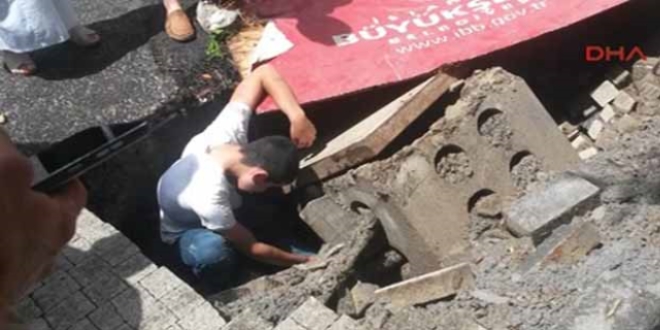 Üsküdar'da kaldırım çöktü: 1 yaralı