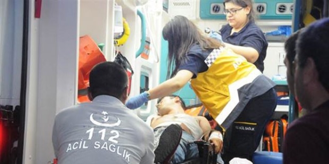 Uyardığı çocuk tarafından trafik polisi bıçakladı
