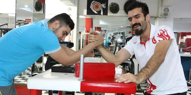 Bilek güreşi sayesinde üniversiteye girdi, öğretmen oldu