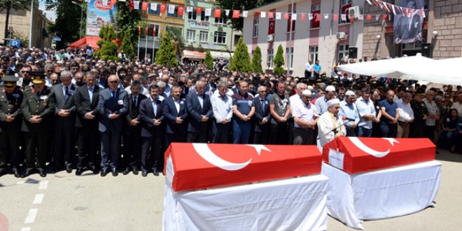 Tuğgeneral Doğru'nun eşi ve kızı, defnedildi