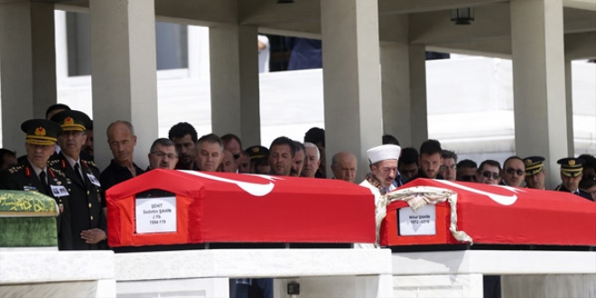 Şehit Yarbay Şahin ve eşi son yolculuğuna uğurlandı