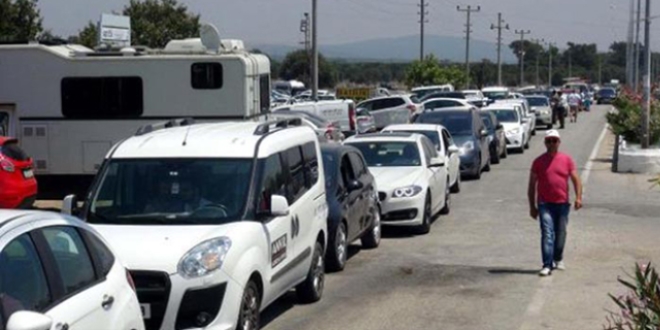 Feribot İskelesi'ndeki araç kuyruğu iki kilometreyi buldu