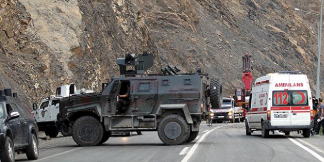 Zırhlı polis aracı takla attı: 7 polis yaralı