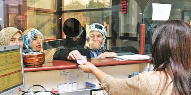 Artık emekliler banka değil bankalar emekli kuyruğunda