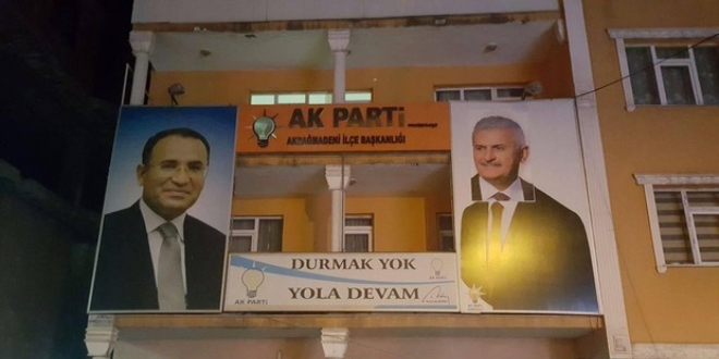 Davutoğlu'nun fotoğrafının üzerine başbakanın fotoğrafı yapıştırıldı