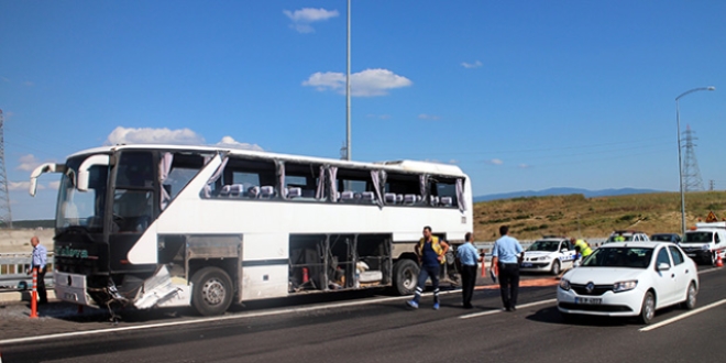 Yolcu otobüsü refüje çarptı: 9 yaralı