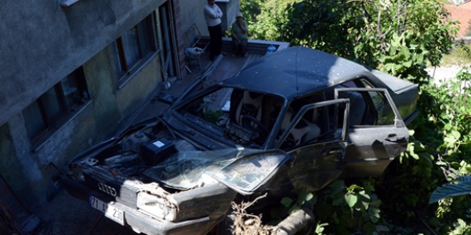 Otomobil evin bahesine devrildi: 4 yaral