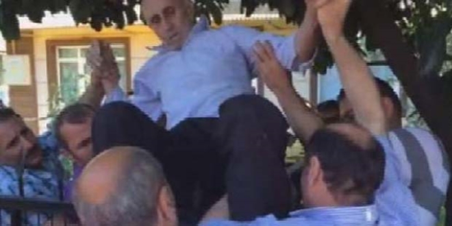 Bacağına saplanan korkuluk demiriyle hastaneye kaldırıldı