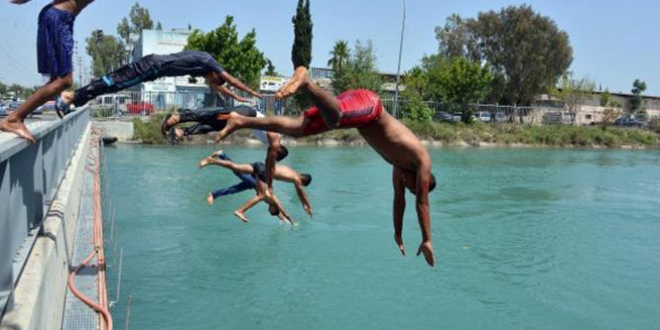 Sulama kanallarına serinlemek için girenler dikkat!