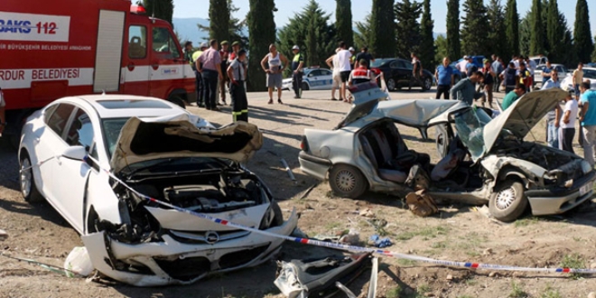 Otomobiller kafa kafaya çarpıştı: 2 ölü