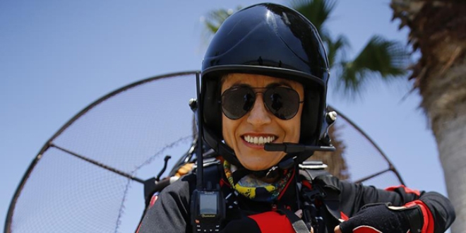 Kadın paramotor pilotundan gökyüzüne davet