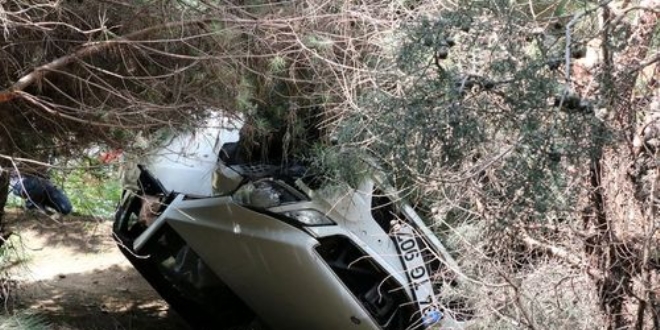 Kızının mezarını ziyareti dönüşünde otomobili ağaçlık alana uçtu