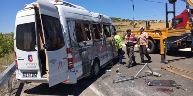 Adil Gür öğrenci servisine çarptı: 14 yaralı