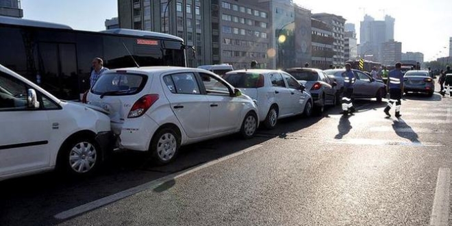Uşak'ta zincirleme trafik kazası: 9 yaralı