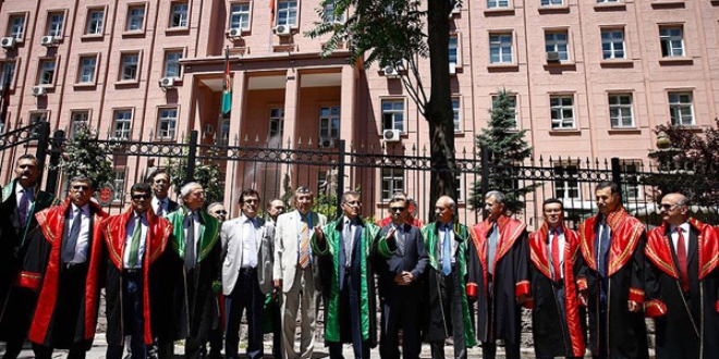 Yksek yargdaki yeni dzenlemeyi yeler protesto etti