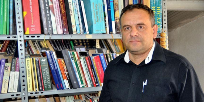En büyük merakı kitap imzalatmak