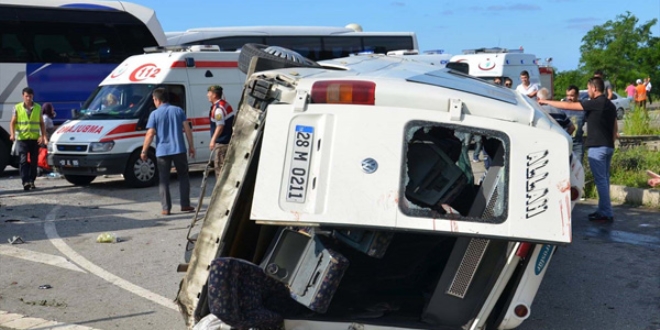 Giresun'da otobüs ile minibüs çarpıştı: 24 yaralı